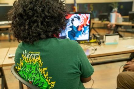 Student FPMS paying video game